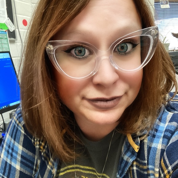 My name is Lara, but.. you can call me Flora if you want too… - Picture 1 of 3